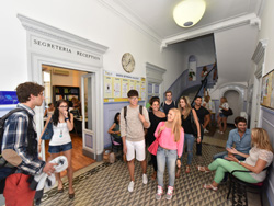 Entrata nella scuola di italiano a Roma