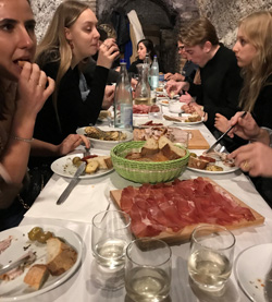 Mangiare con amici in una grotta a Roma 