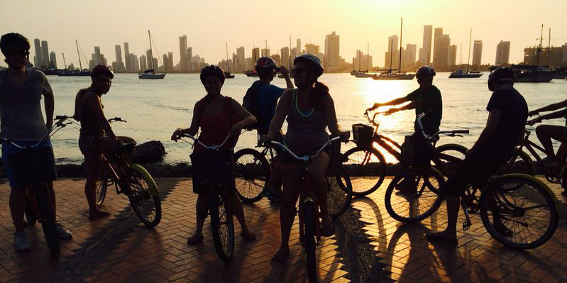 Tour in bicicletta al tramonto 